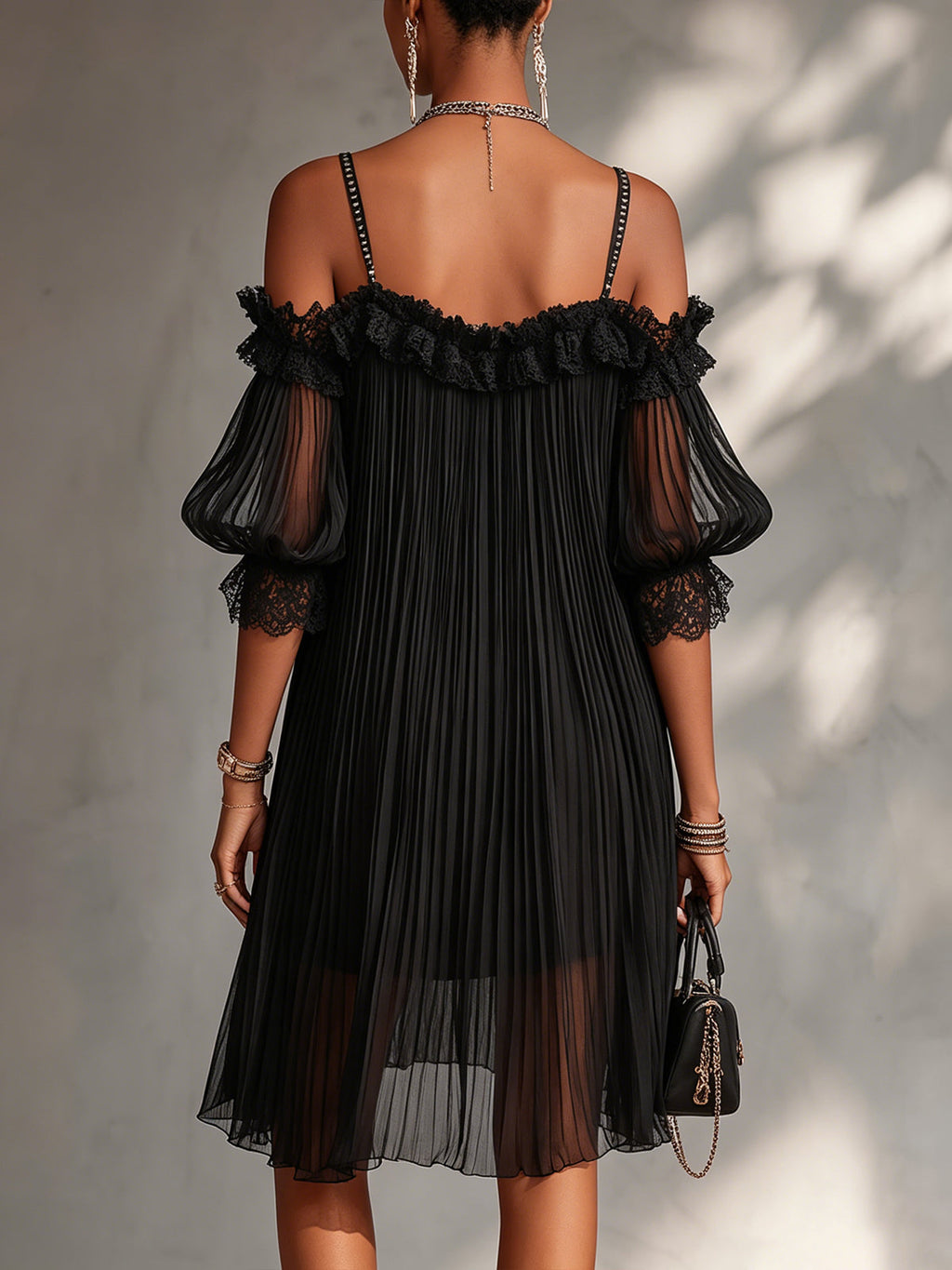 Camila | Vestido Mini de Gasa Negra con Hombros Descubiertos y Ribete de Encaje