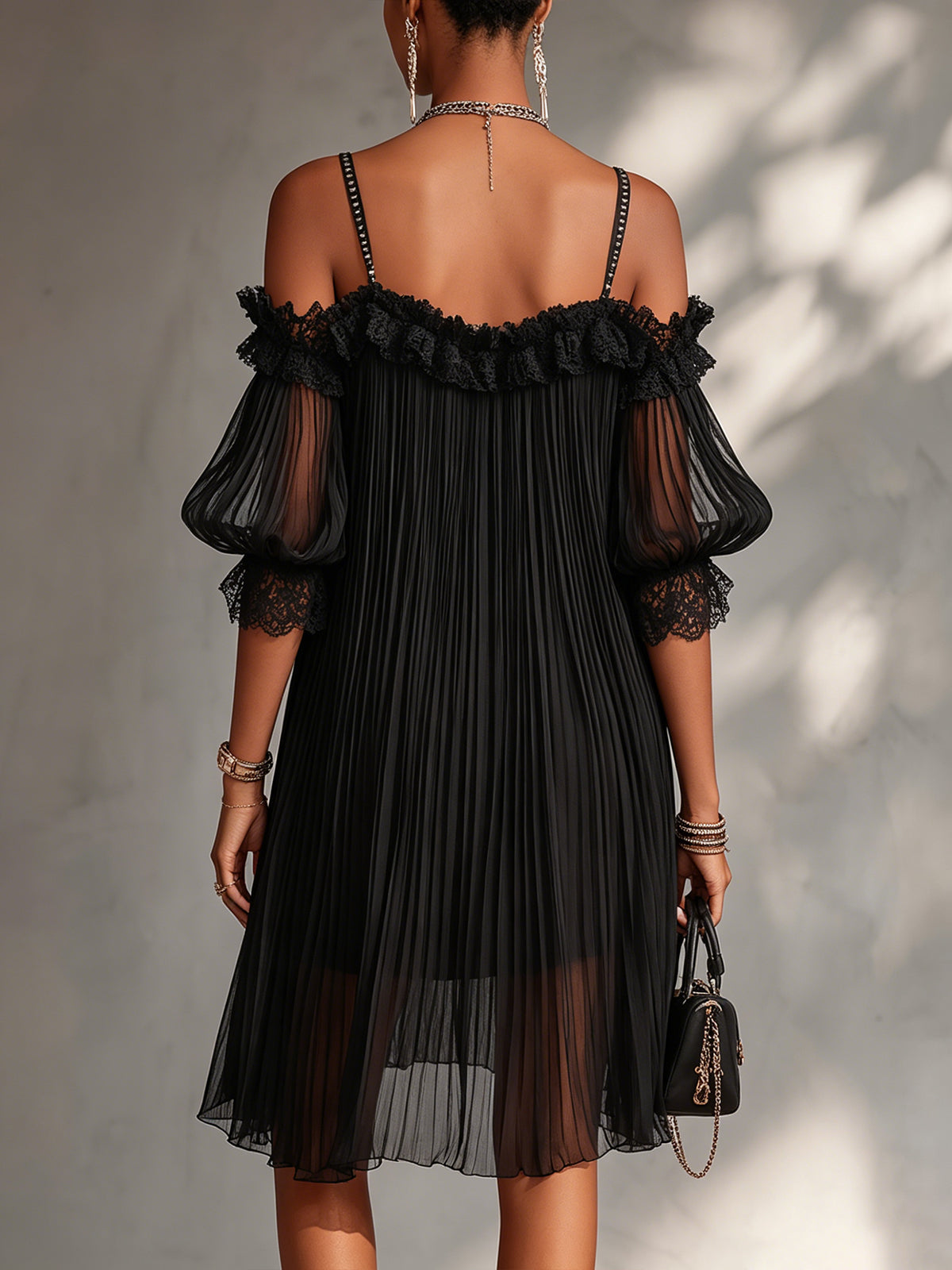Camila | Vestido Mini de Gasa Negra con Hombros Descubiertos y Ribete de Encaje