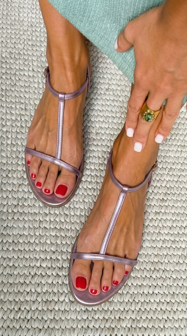 Elara™ | Sandalias Planas Doradas Minimalistas