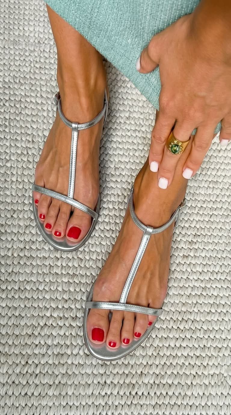 Elara™ | Sandalias Planas Doradas Minimalistas