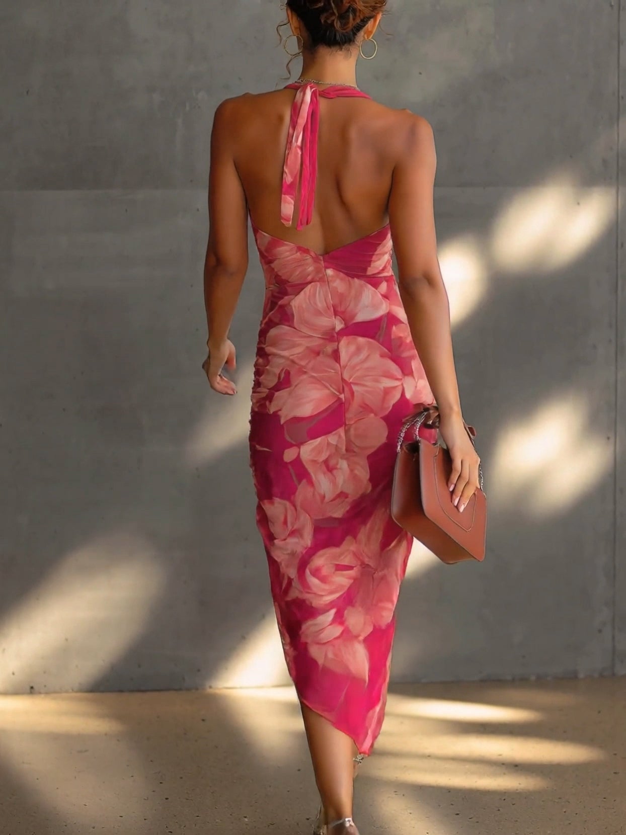 Mathilde | Vestido tubo fucsia con estampado floral, drapeado lateral y abertura