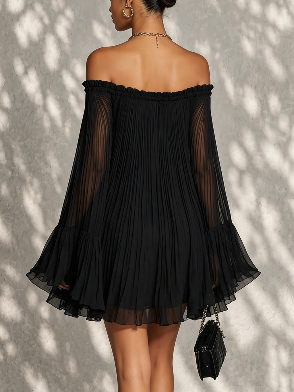 Oceana | Vestido Mini Negro con Mangas Campana y Hombros Descubiertos Fruncidos