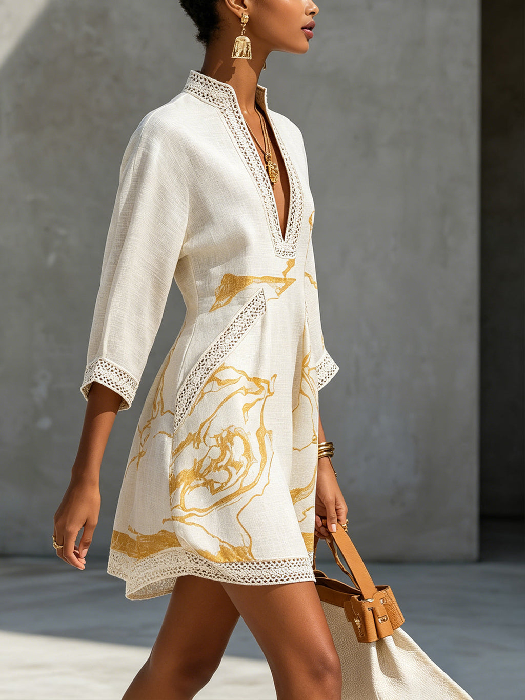Leonor | Vestido Mini de Encaje Crochet Marfil con Motivos Dorados y Escote en V