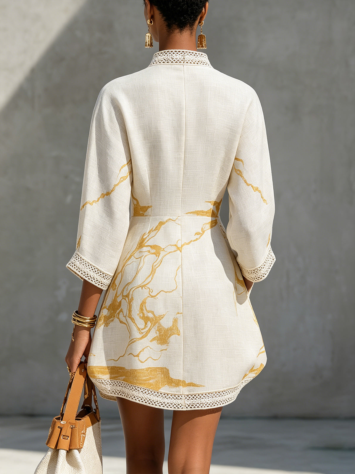 Leonor | Vestido Mini de Encaje Crochet Marfil con Motivos Dorados y Escote en V