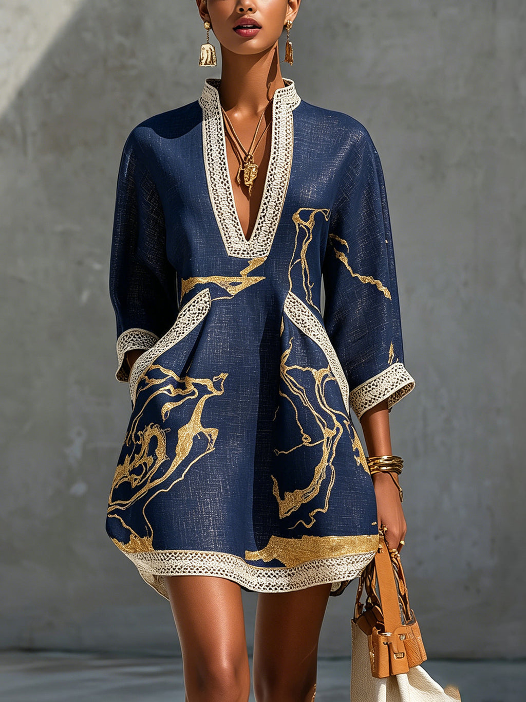 Constanza | Vestido Mini de Encaje Crochet Azul Marino con Motivos Dorados y Escote en V
