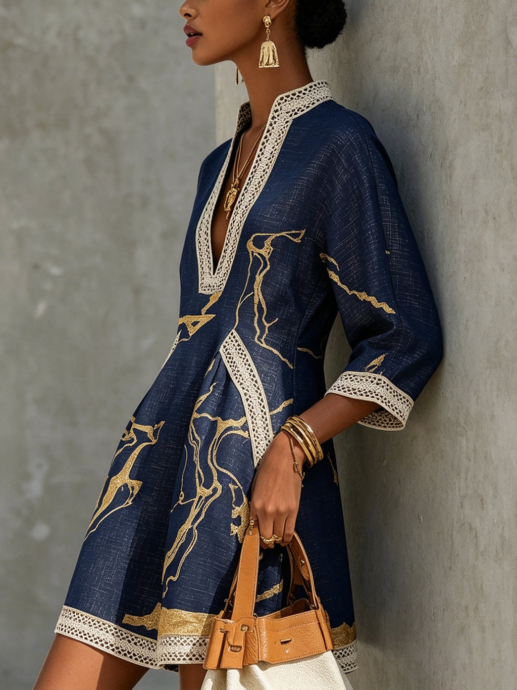 Constanza | Vestido Mini de Encaje Crochet Azul Marino con Motivos Dorados y Escote en V