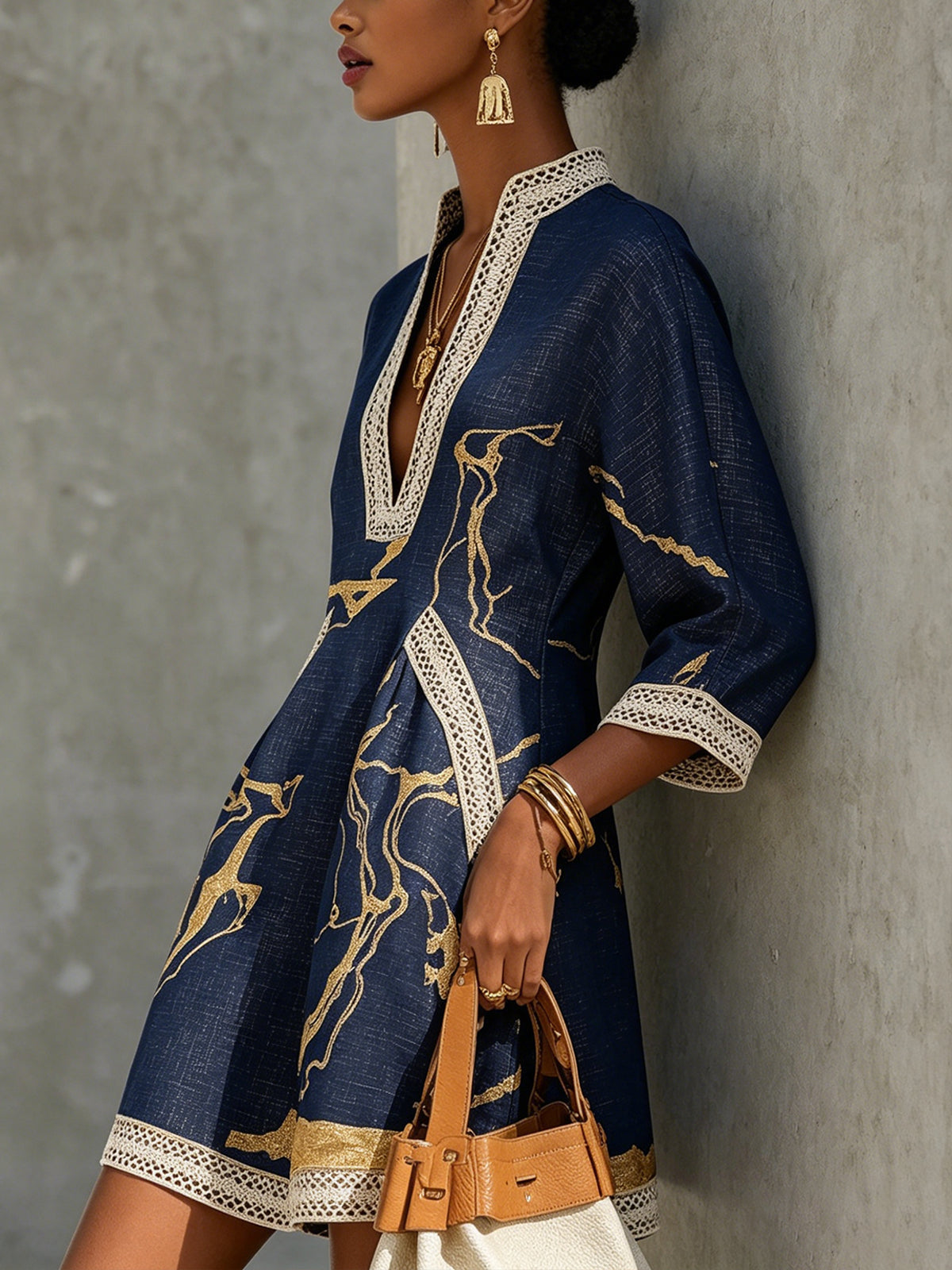 Constanza | Vestido Mini de Encaje Crochet Azul Marino con Motivos Dorados y Escote en V