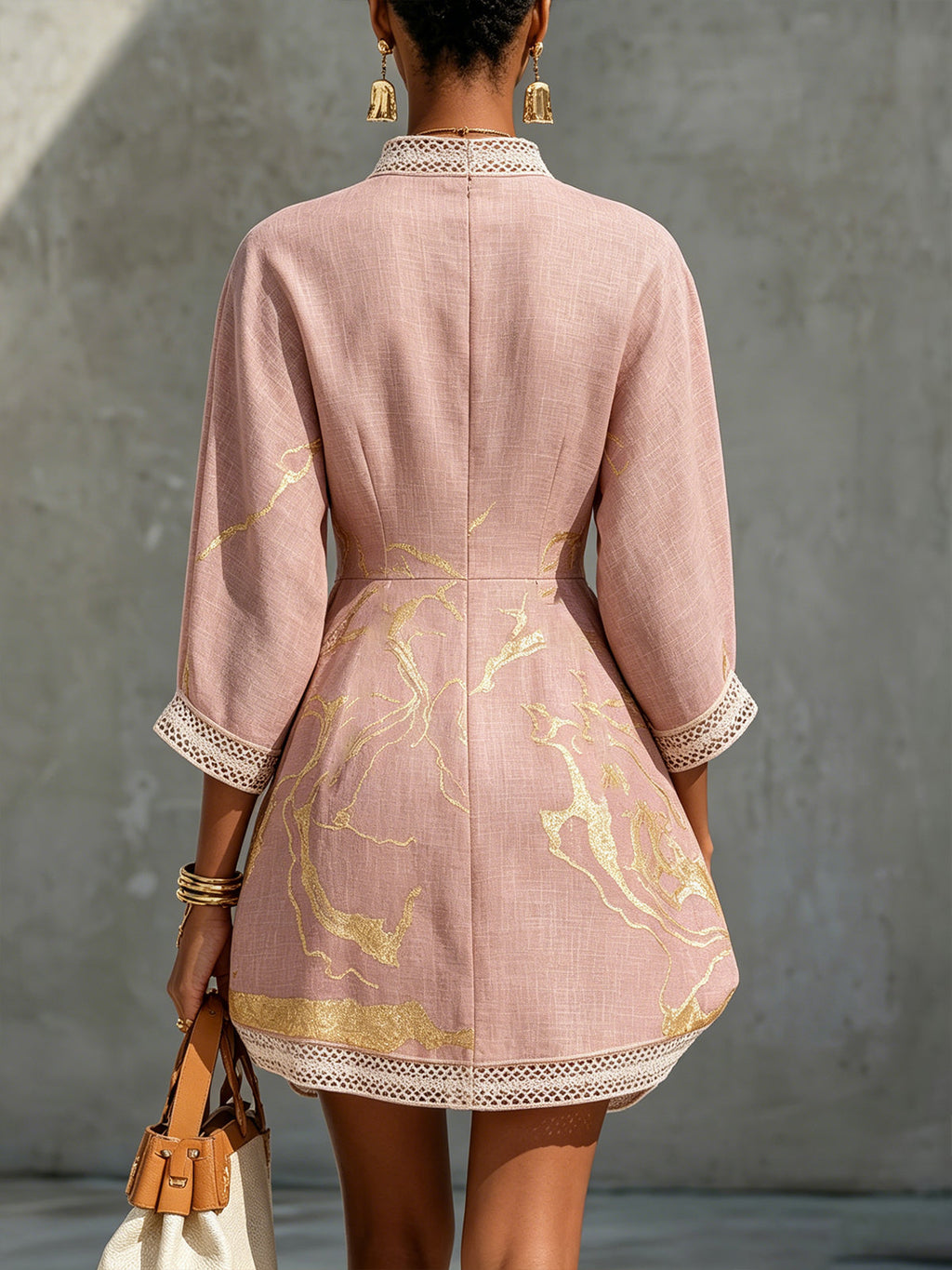 Nina | Vestido Mini de Encaje Crochet Rosa con Motivos Dorados y Escote en V
