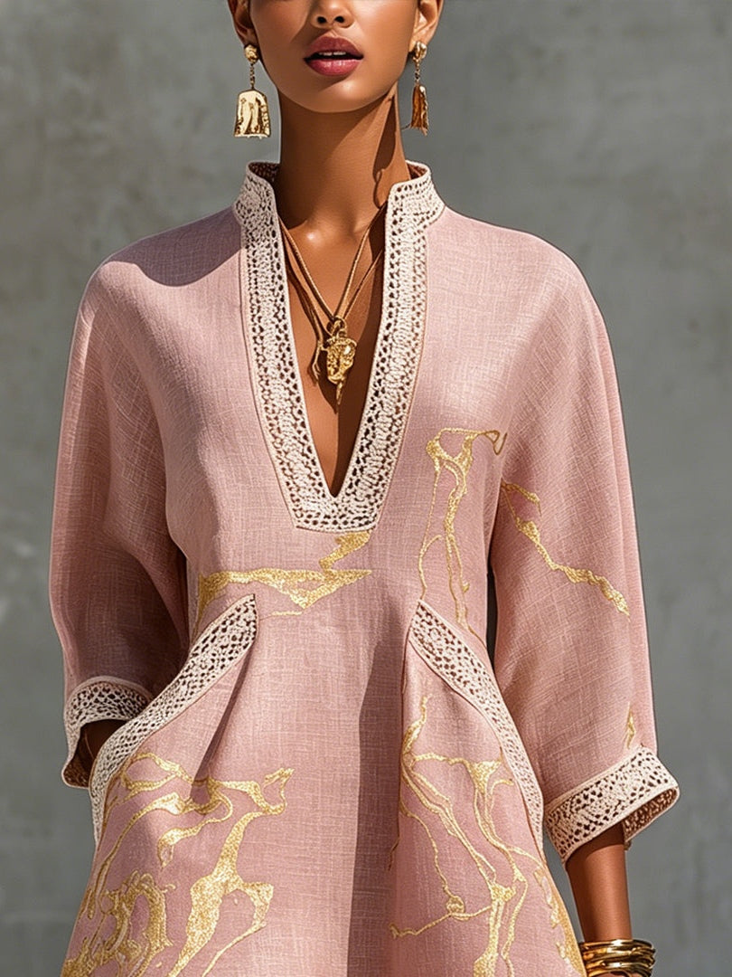 Nina | Vestido Mini de Encaje Crochet Rosa con Motivos Dorados y Escote en V