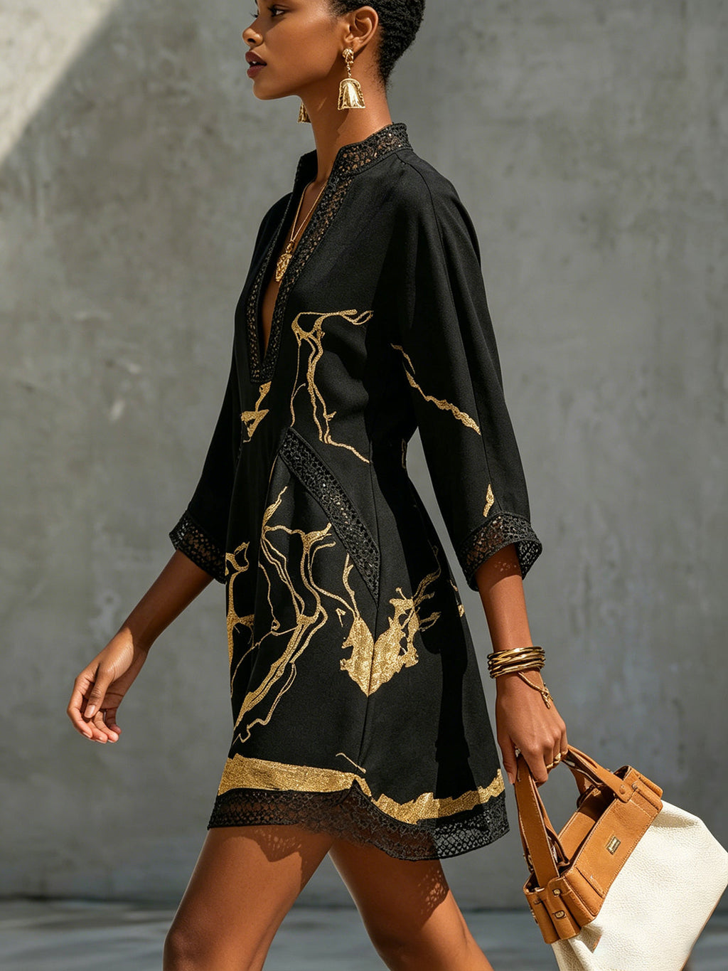 Leonia | Vestido Mini de Encaje Crochet Negro con Motivos Dorados y Escote en V
