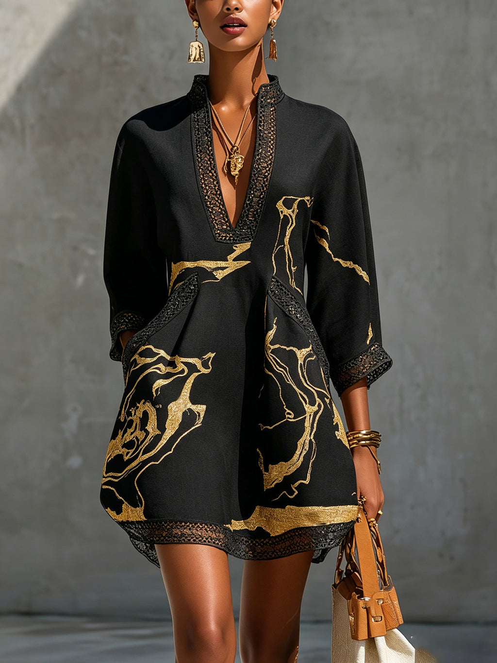 Leonia | Vestido Mini de Encaje Crochet Negro con Motivos Dorados y Escote en V
