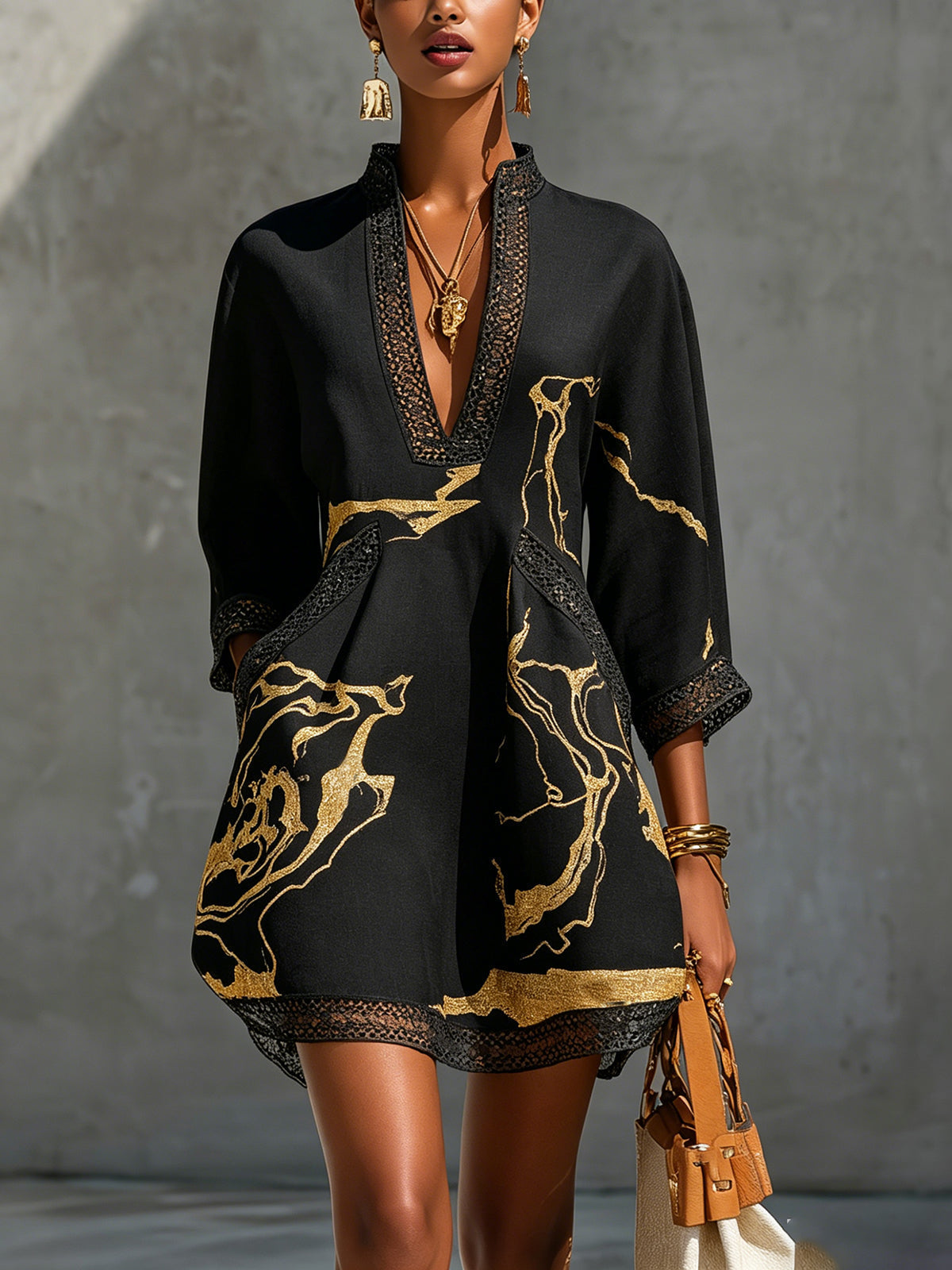 Leonia | Vestido Mini de Encaje Crochet Negro con Motivos Dorados y Escote en V