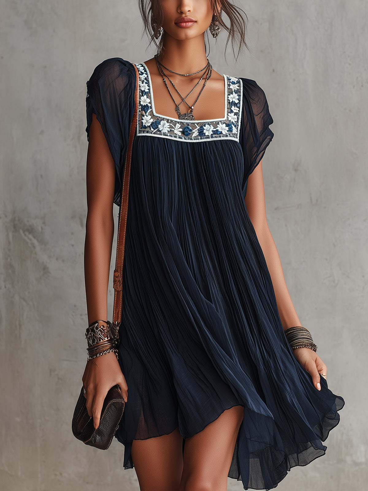 Apolonia | Vestido Mini Plisado de Gasa Bordado con Flores Azul Marino