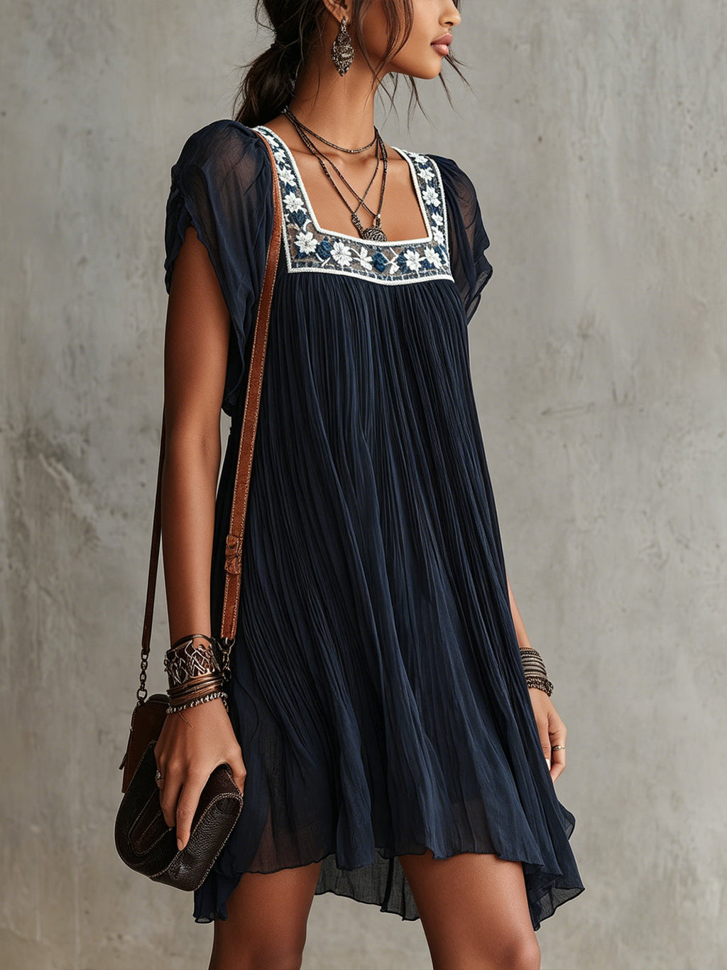 Apolonia | Vestido Mini Plisado de Gasa Bordado con Flores Azul Marino
