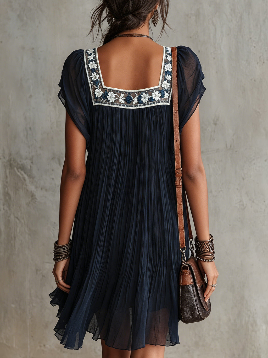 Apolonia | Vestido Mini Plisado de Gasa Bordado con Flores Azul Marino