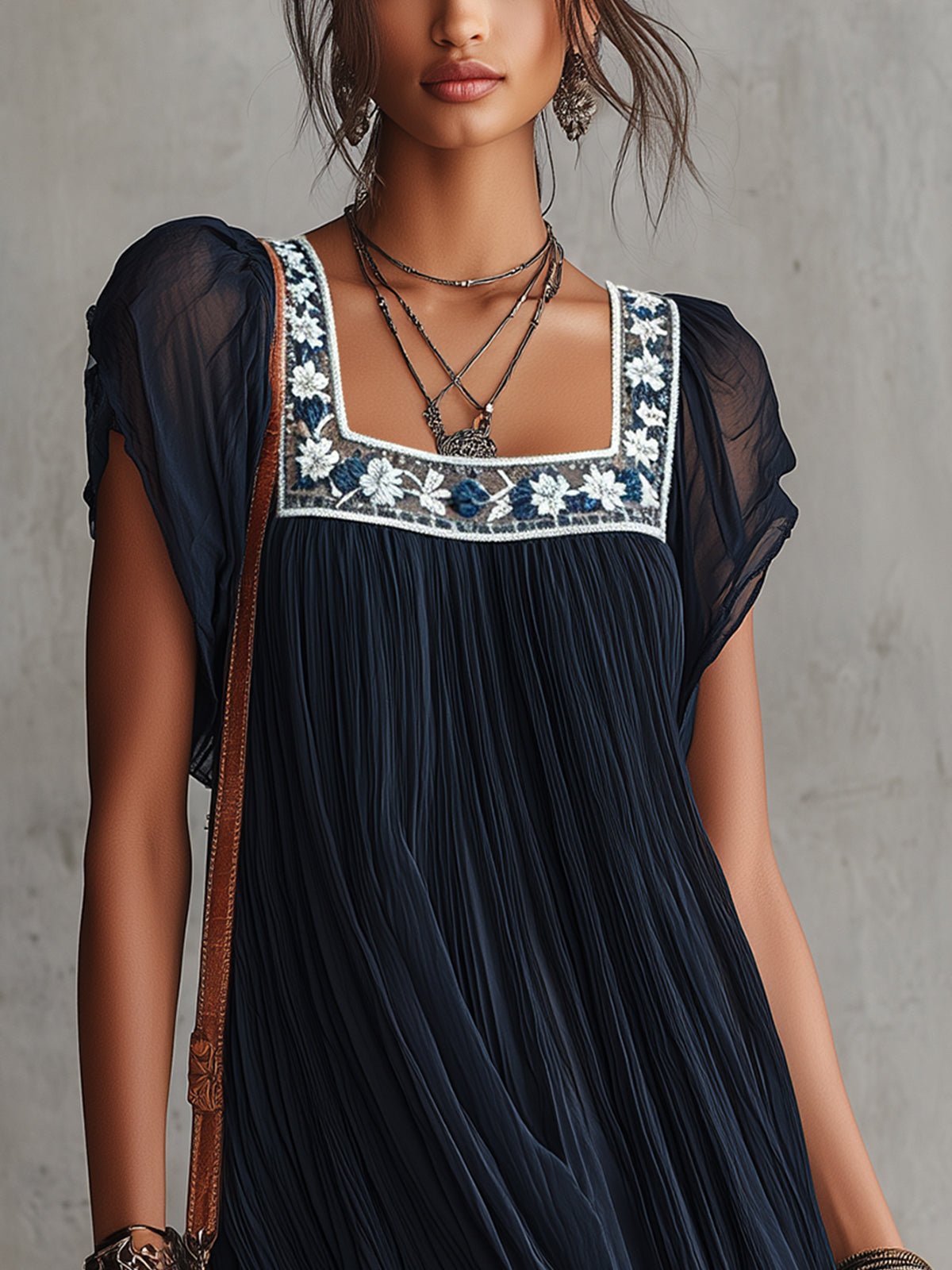 Apolonia | Vestido Mini Plisado de Gasa Bordado con Flores Azul Marino
