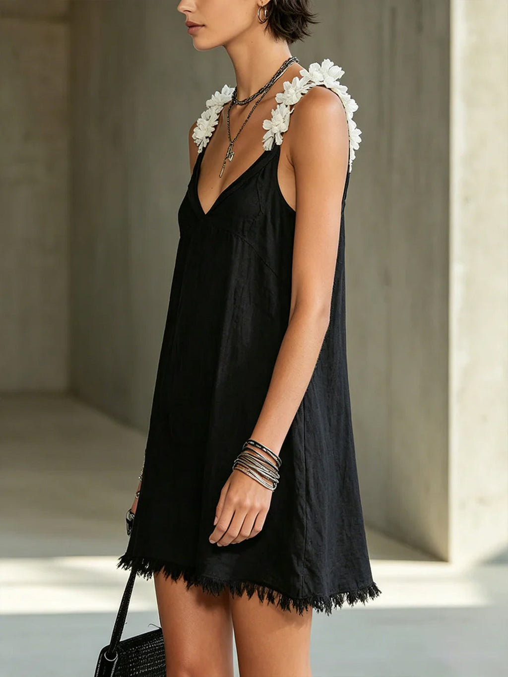 Noemí | Vestido Mini Negro con Escote en V y Tirantes Florales