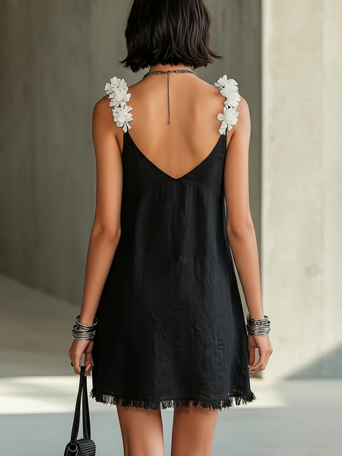 Noemí | Vestido Mini Negro con Escote en V y Tirantes Florales