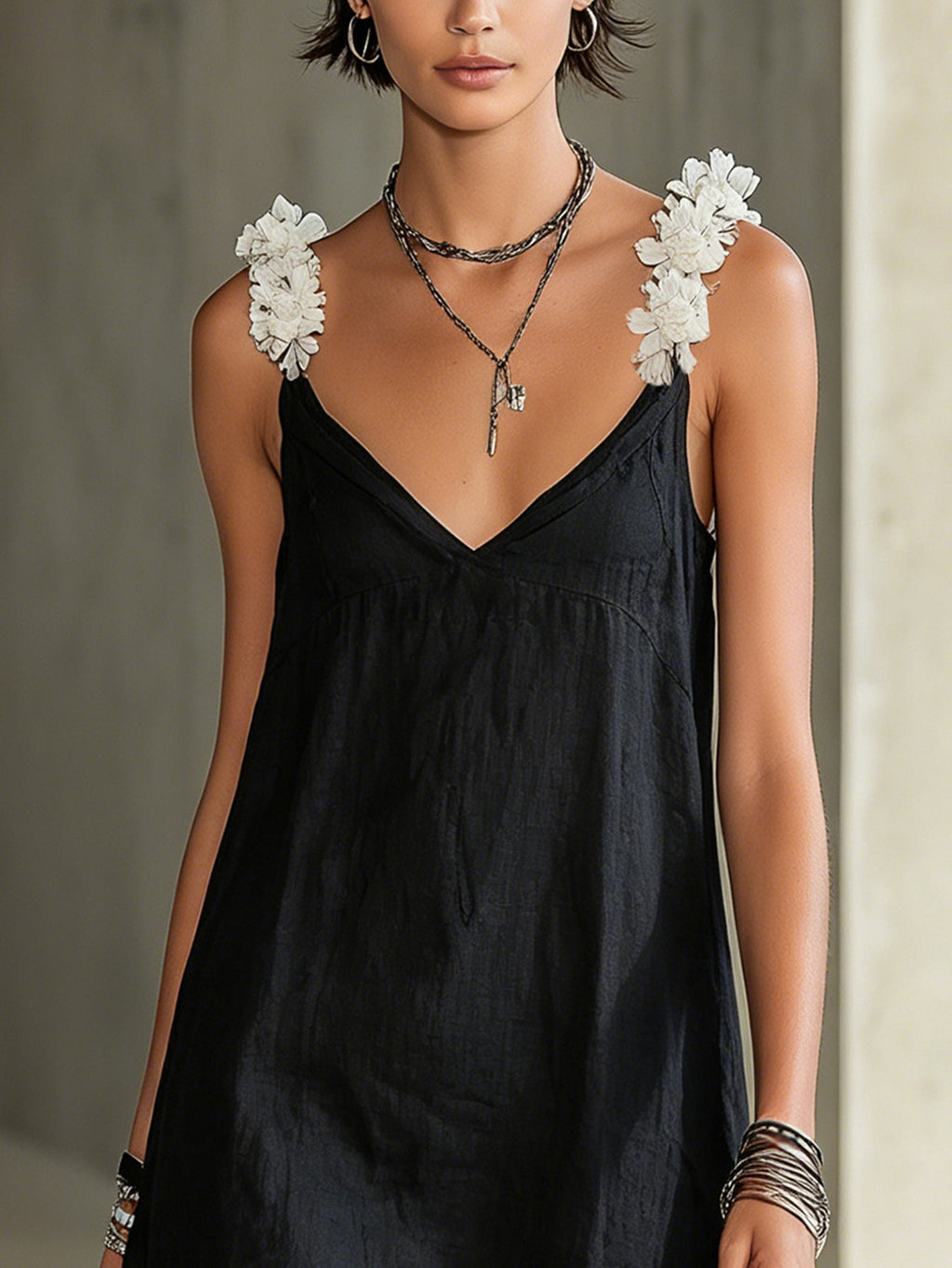 Noemí | Vestido Mini Negro con Escote en V y Tirantes Florales